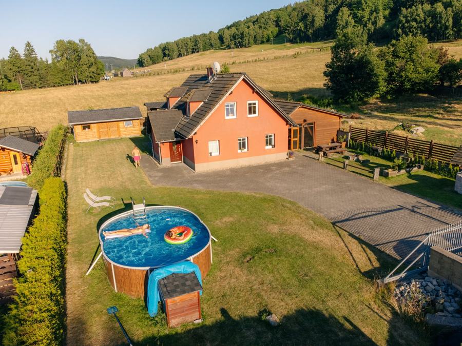 Chalupa s bazénem a zahradou z výšky